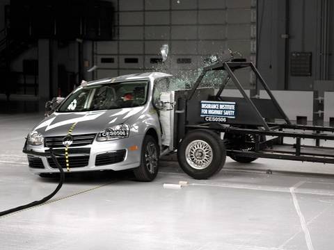 Видео краш-теста Volkswagen Jetta с 2005 года