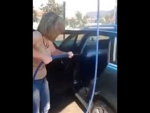 Како жена детално чисти автомобил