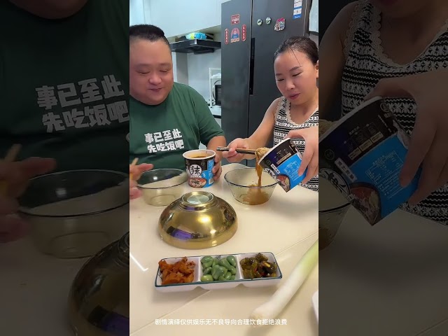 小氣老公又吃獨食，我把雞腿和骨頭調換，他饞哭了