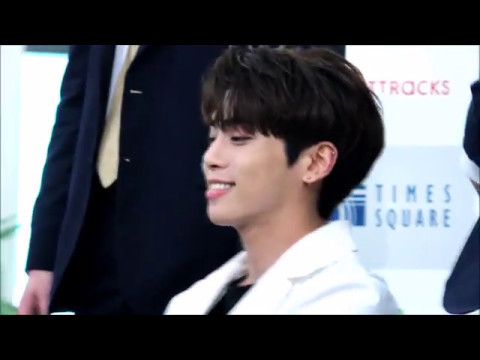 170506 영등포 팬사인회 열중해서 적는 종현 + 머리 마사지하는 물건 선물받은 종현