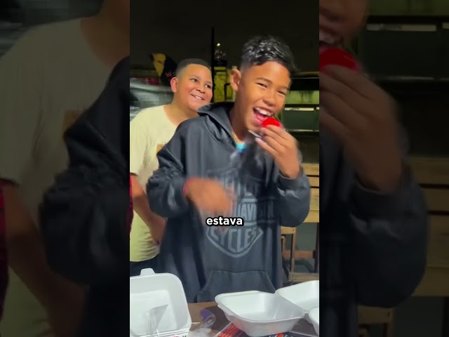 Ele só queria provar o MORANGO DO AMOR! 😂