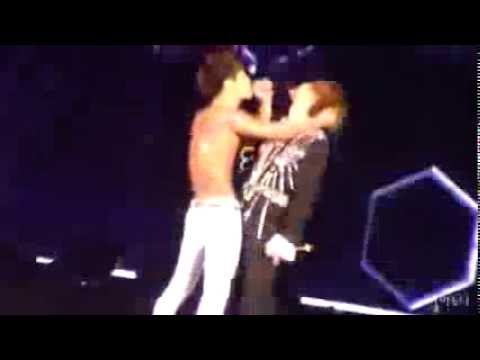 Jonghyun Kiss Taemin (Shinee Live)