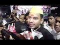 Bihar Politcs: Lalu Yadav के परिवार में छिड़ी जंग, Rohini Acharya सपोर्ट में उतरें Tej Pratap Yadav  - 01:31 min - News - Video