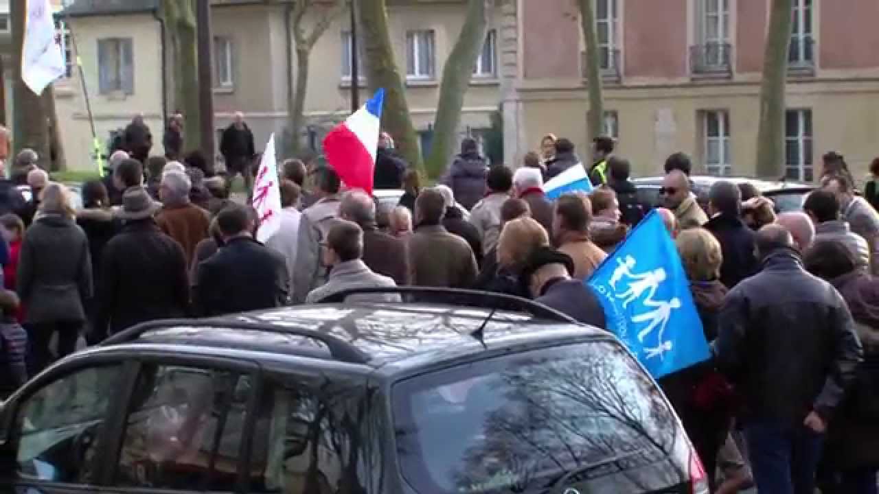 A Versailles : 900 personnes dans les rues pour défendre les droits des familles