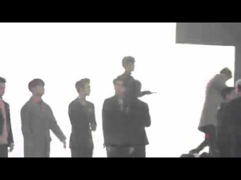 춤추는 백현이 와 박수쳐주는 타아이돌분들