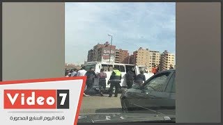 إنقلاب سيارة ميكروباص أعلى الطريق الدائرى باتجاه المعادى -