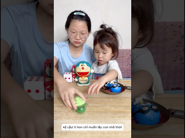 Cô bé tí hon lúc nào cũng tranh giành quà nhỏ của chị