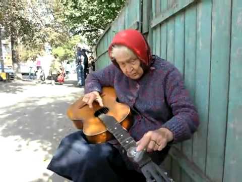 old lady playing the light bulb slide blues in russia