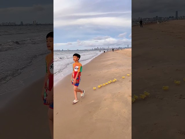 "Ördek Ailesinin Kahramanı Küçük Çocuk!" 👌😍