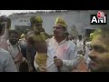 Holi 2024: पिता Lalu Prasad के अंदाज में Tej Pratap ने खेली होली, समर्थकों को लगाए रंग-गुलाल  - 01:07 min - News - Video