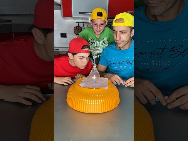 ✅SOLLEVA LA BACINELLA SENZA TOCCARLA!😎#experiment #física #challenge #sfida #shorts #funny #fyp