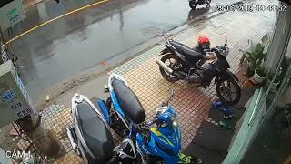 Xem Pha trộm xe máy thần tốc dưới mưa