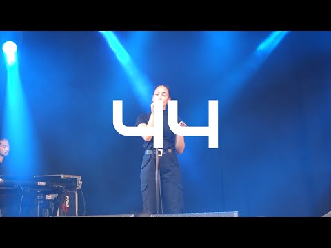 Jorja Smith Performs 'Blue Lights' @ Wireless Festival 2016