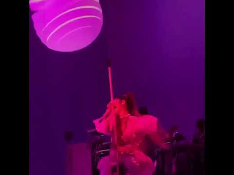 Ariana Grande - Successful live