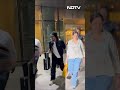 Shah Rukh Khan एयरपोर्ट पर खूबसूरत अंदाज में आए नजर  - 00:22 min - News - Video