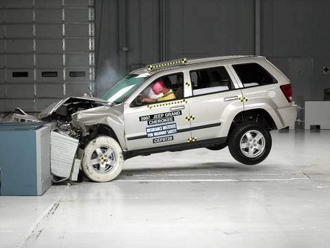 Tes crash video Jeep Grand Cherokee sejak 2005