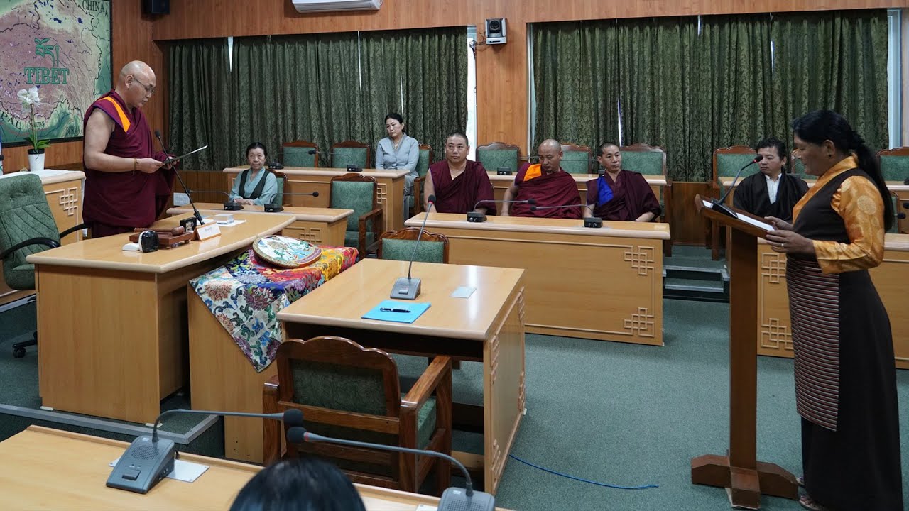 བསམ་གཏན་ཆོས་སྒྲོན་ལགས་ཀྱིས་སྐབས་ ༡༧ པའི་སྤྱི་འཐུས་ཀྱི་ལས་ཁུར་དམ་འབུལ་ཞུས་པ།