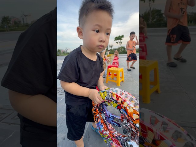Thả diều cậu bé cầm cuộn dây diều nắng quá bỏ tay ra tí bay mất diều..#patang #kite #layangan #diều