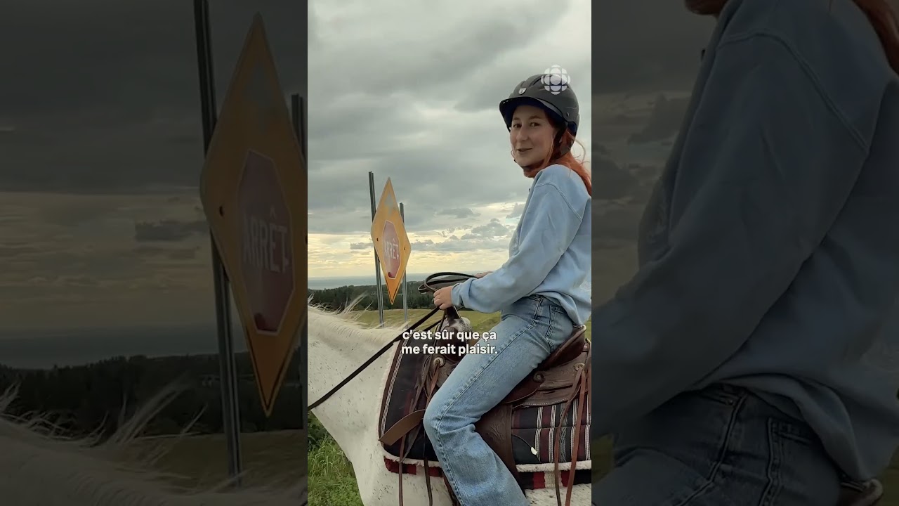 Elle se promène à dos de cheval dans son village