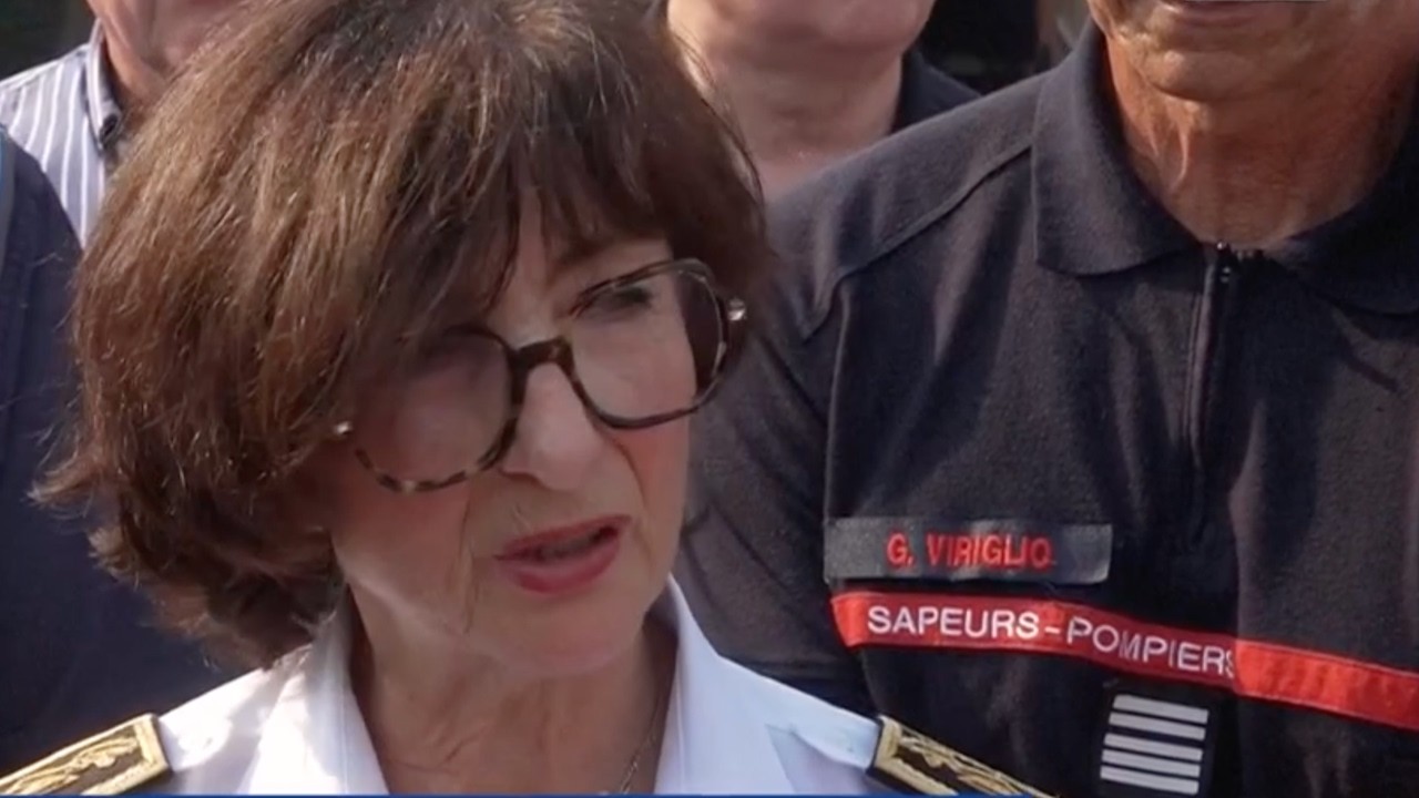 PRISE DE PAROLE EN DIRECT de la préfète de Gironde : "Il y a eu 14 reprises de feu aujourd'hui"