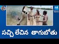 Very Funny Video: Man Sleep On Water In Pond.. Police Shock | Garam Garam Varthalu | @SakshiTV