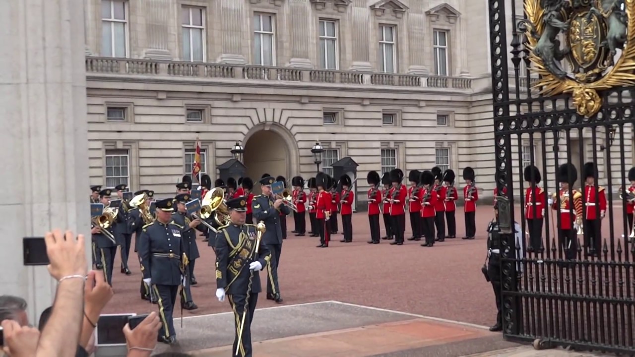 Changing The Guard At Buckingham Palace Youtube