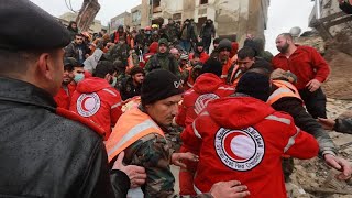 جهود فرق الإنقاذ للعثور على ناجين من الزلزال في حلب