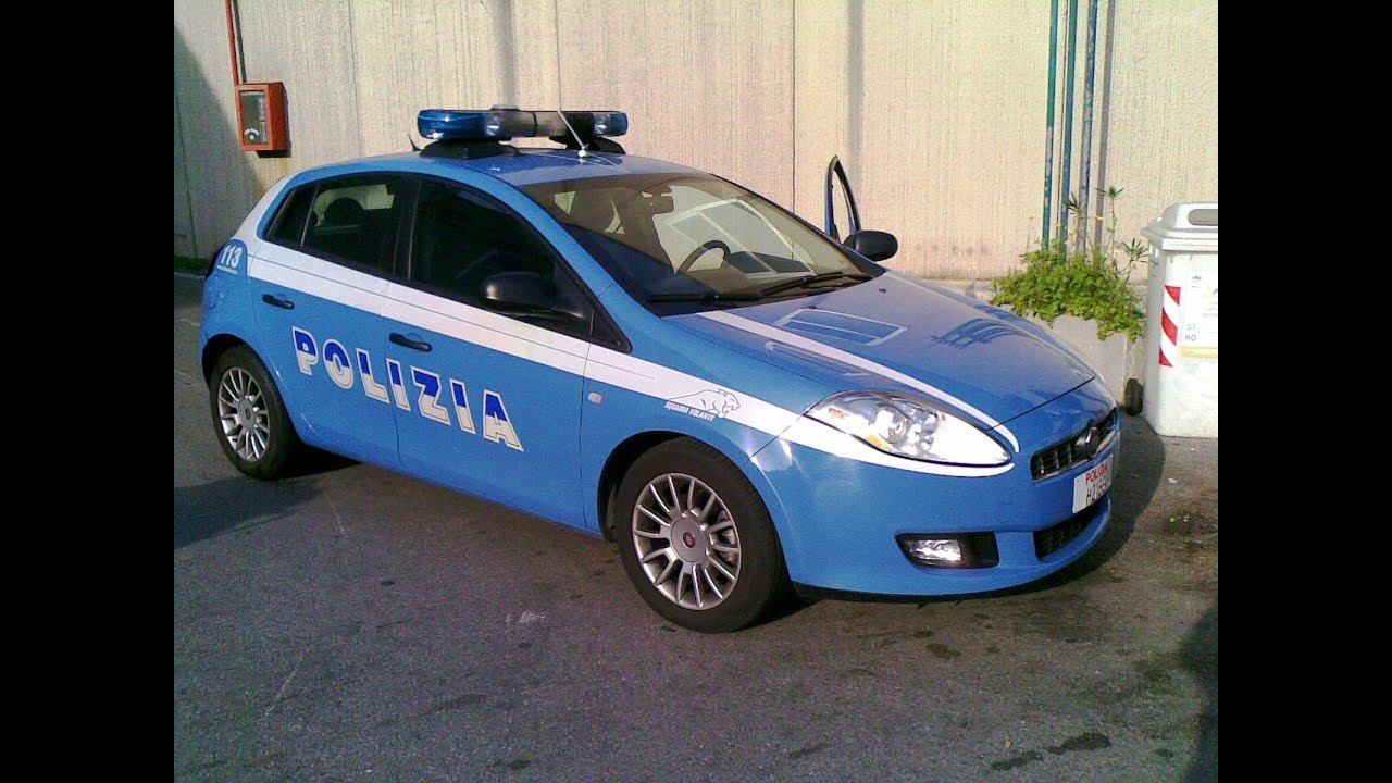 Polizia in sirena- Italian police responding code3 to a call - YouTube