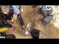 Víctimas de la guerra de Gaza enterradas cerca de un hospital debido a los continuos combates  - 01:41 min - News - Video