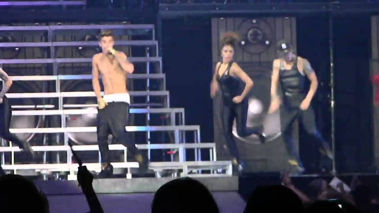 justin biebers pants falling down during baby - YouTube