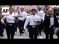 Paris resumes century-old tradition bistro waiter race after a 13-year pause