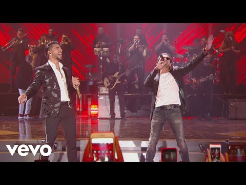 Maluma - Felices los 4 (Premios Juventud 2017) ft. Marc Anthony