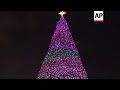 La alegría navideña se extiende por ciudades de todo el mundo.  - 02:11 min - News - Video