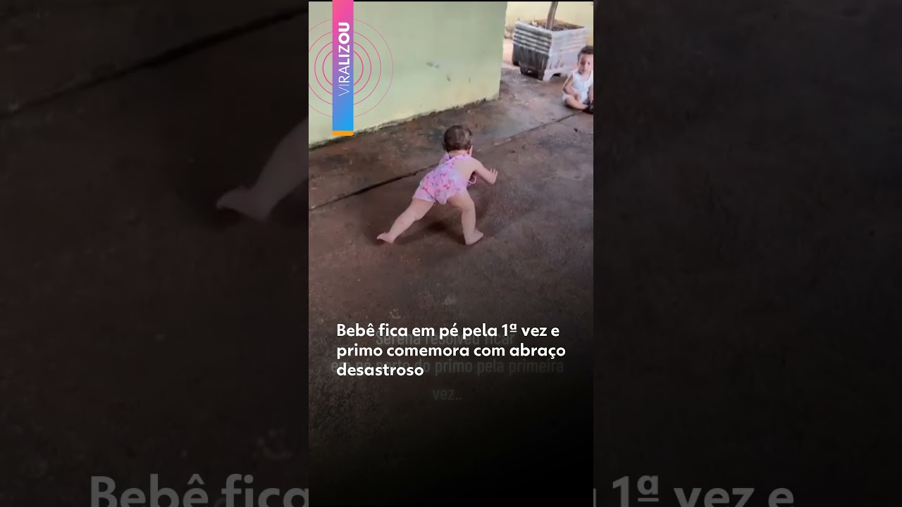 Bebê fica em pé pela 1ª vez e primo comemora com abraço desastroso