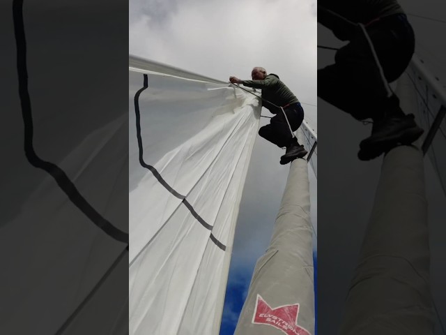 Fredrik goes up the mast one last time before we haul out! Rigs good, weather calm, and no drama 😎