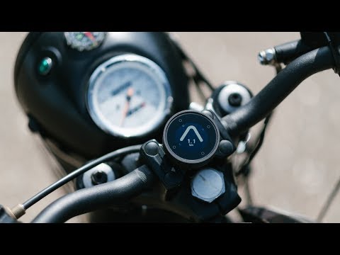 Beeline's minimal navigation device directs motorcyclists with single arrow