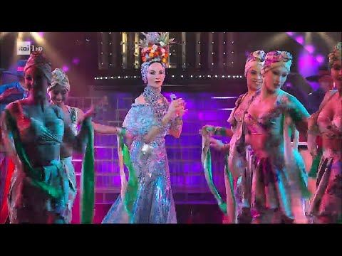 Pamela Prati - "Carmen Miranda" canta "Chica Chica boom chic" - Tale e Quale Show 27/10/2023