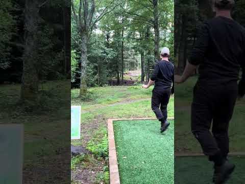 Kastar Compass från #latitude64  på hål 5 vid Strömstad Discgolfklubb  #discgolf #shorts
