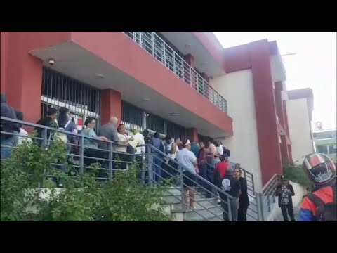 Vendedores protestan en reclamo de entrega de locales