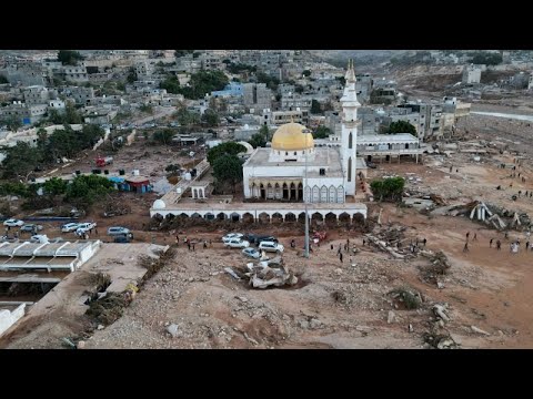 Libia, fosse comuni nella città di Derna dopo l'alluvione