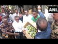 Sheikh Hasina Sends Gift of Mangoes, Hilsa Fish, and Rosogolla to Tripura Chief Minister | News9