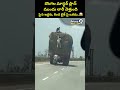 దొంగల మాస్టర్ ప్లాన్ ముందు లారీ వెళ్తుంది పైన ఇద్దరు, కింద బైక్ పై ఒకడు..😱| Thiefs caught Viral  - 00:06 min - News - Video