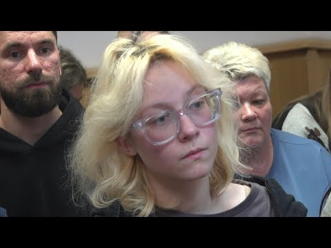 Russian court fines teenage singer for 'discrediting the army' | AFP