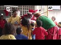 Papá Noel negro lleva la alegría a los niños en Brasil  - 01:29 min - News - Video