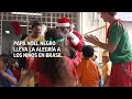 Papá Noel negro lleva la alegría a los niños en Brasil