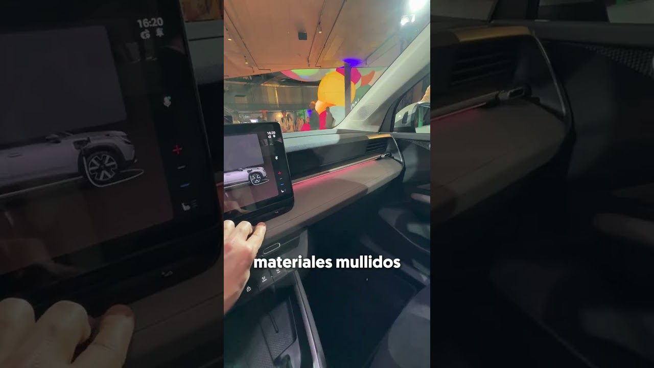 ¿Qué hace un coche metido en una piscina de bolas? 🔴🟢🔵
