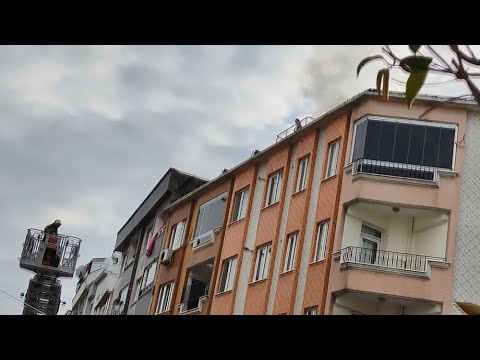 Zeytinburnu’nda Bir Kadın Çatı Katından Eşyaları Fırlatıp Evi Ateşe Verdi