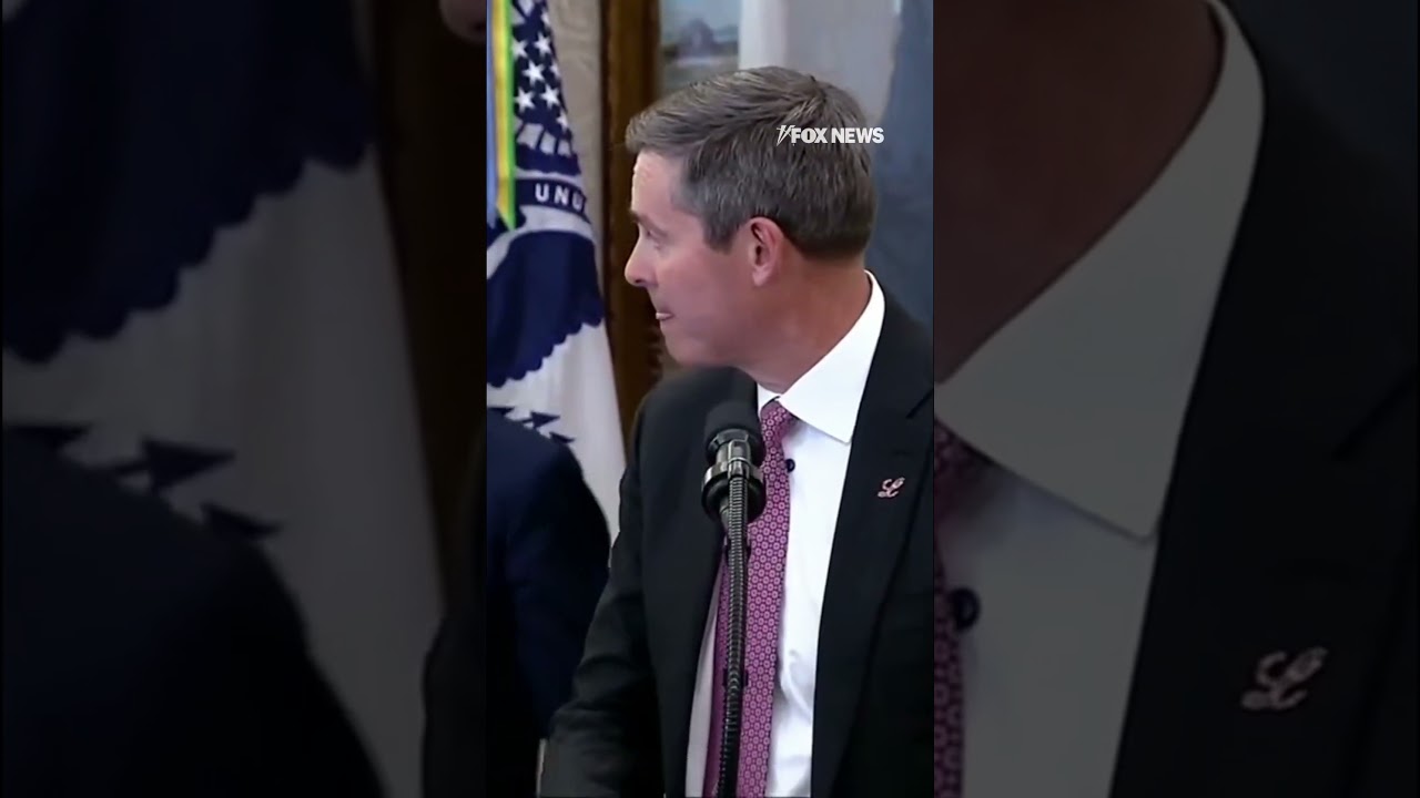 BREAKING: A pharmaceutical rep collapses during Trump’s Oval Office announcement #shorts