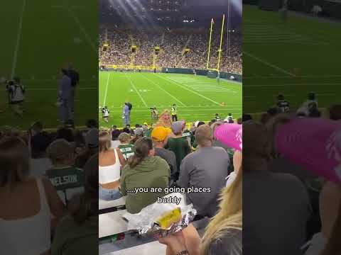 This young man set the tone in an NFL stadium by himself 💪 (via @kaitlynkaitlynkaitlyn111/TT)