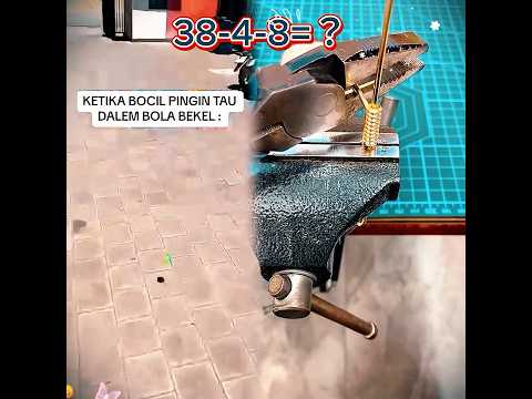 DRAMA Adinsyach, Ketika pingin tau isi dalem bola bekel #shorts